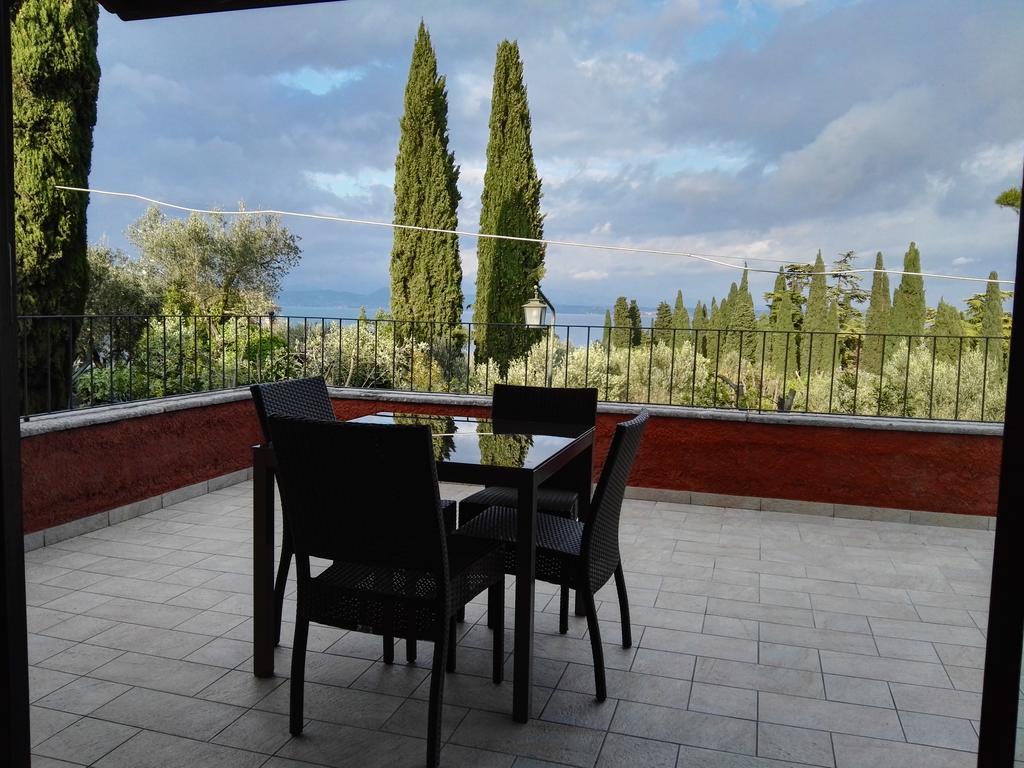 Villa Paradiso Apartment Сирмионе Екстериор снимка